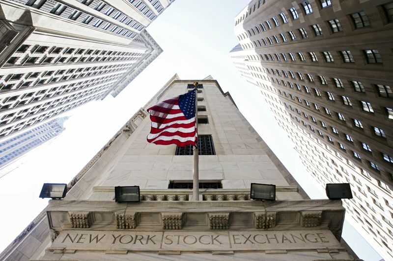 &copy; Reuters. La Bourse de New York a ouvert en hausse vendredi. Quelques minutes après le début des échanges, l'indice Dow Jones gagne 0,24%. /Photo d'archives/REUTERS/Lucas Jackson