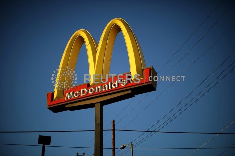 © Reuters. Logotipo de loja do McDonald's em Los Angeles. 24/10/2017. REUTERS/Lucy Nicholson