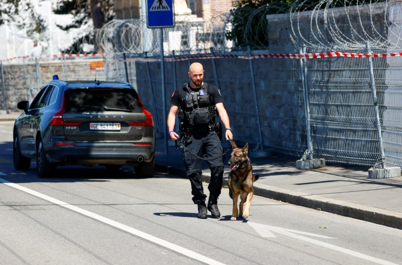 &copy; Reuters. شرطي في جنيف يوم الجمعة. تصوير: دينيس باليبوس - رويترز. 