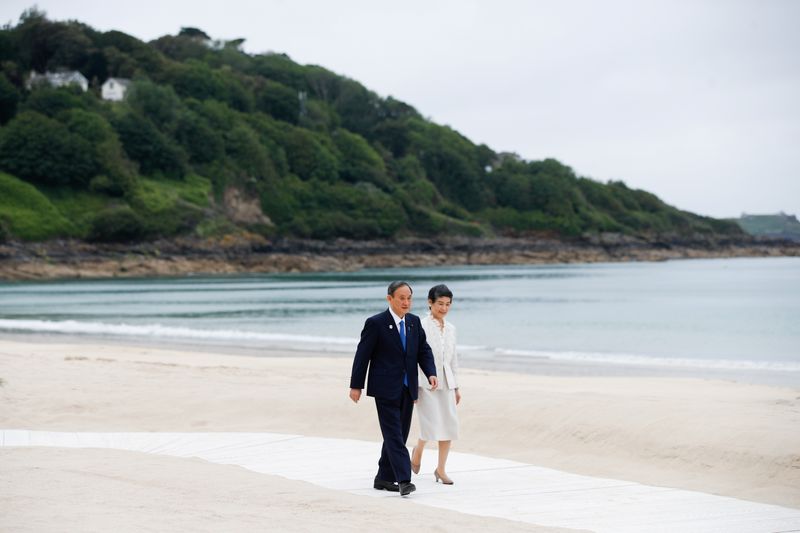 &copy; Reuters. Premiê japonês Suga e a esposa, Mariko Suga, chegam para o G7 em Carbis Bay, Cornualha
 11/6/2021 REUTERS/Phil Noble/Pool