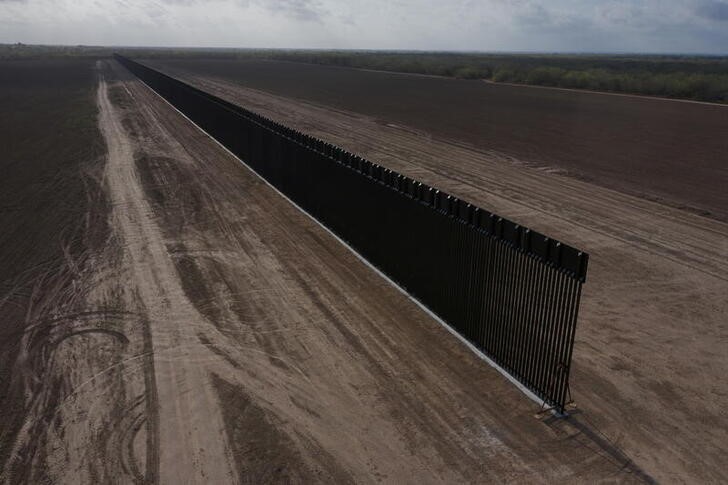 &copy; Reuters. Imagen de archivo de partes sin terminar del muro fronterizo en La Joya, Texas, EEUU. 13 marzo 2021. REUTERS/Adrees Latif
