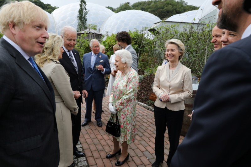 &copy; Reuters. Britain's Prime Minister Boris Johnson, U.S. President Joe Biden and his wife Jill Biden, European Commission President Ursula von der Leyen and Canada's Prime Minister Justin Trudeau along with Britain's Queen Elizabeth and Prince Charles attend a drinks