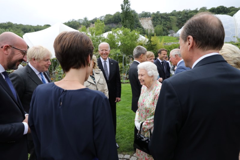© Reuters. الملكة اليزابيث خلال حفل استقبال لعدد من زعماء مجموعة السبع في انجلترا يوم الجمعة. صورة من ممثل لوكالات الأنباء. 