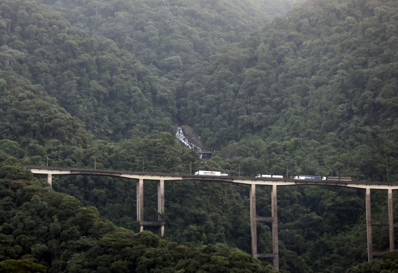 © Reuters. Vista da rodovida dos Imigrantes, de concessão Ecorodovias, em Cubatão (SP) 
08/06/2017
REUTERS/Paulo Whitaker