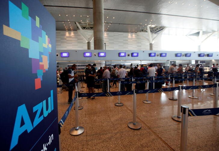 &copy; Reuters. Passageiros aguardam em fila para check-in de voos da Azul, no aeroporto de Viracopos, Campinas. 11/4/2017. REUTERS/Paulo Whitaker