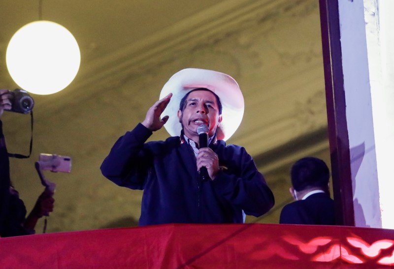 © Reuters. IMAGEN DE ARCHIVO. El candidato presidencial socialista Pedro Castillo se dirige a sus partidarios desde la sede del partido 