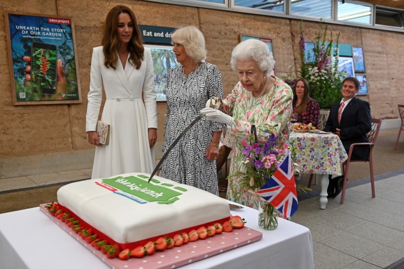 &copy; Reuters. Britain's Queen Elizabeth attempts to cut a cake with a sword next to Camilla, Duchess of Cornwall, and Catherine, Duchess of Cambridge as they attend a drinks reception on the sidelines of the G7 summit, at the Eden Project in Cornwall, Britain June 11, 