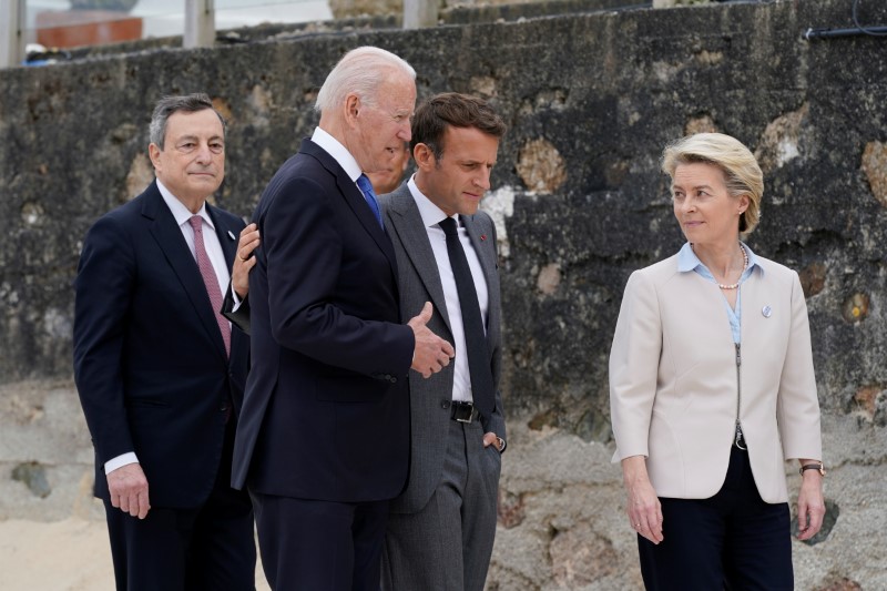 &copy; Reuters. U.S. President Joe Biden walks with Italian Prime Minister Mario Draghi, France's President Emmanuel Macron and European Commission President Ursula von der Leyen after posing for the G-7 family photo with guests at the G-7 summit, in Carbis Bay, Cornwall