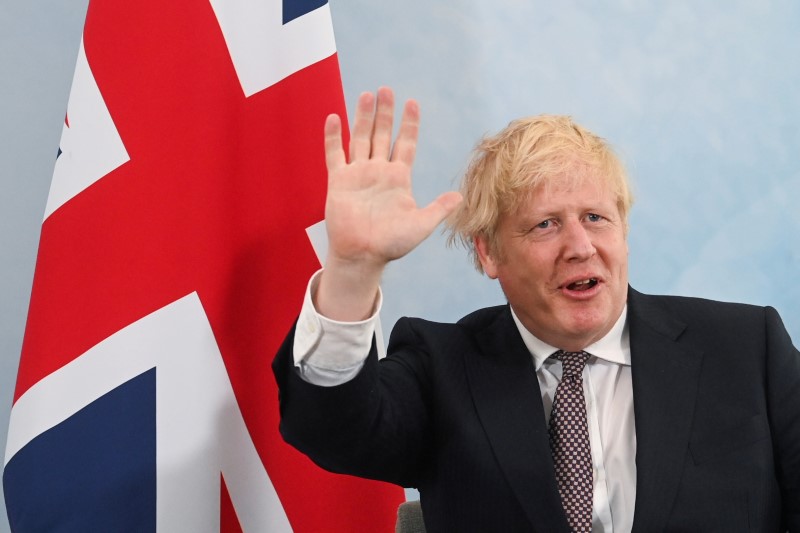 © Reuters. Britain's Prime Minister Boris Johnson waves during a meeting with U.S. President Joe Biden (not pictured) ahead of the G7 summit, at Carbis Bay, Cornwall, Britain June 10, 2021. REUTERS/Toby Melville/Pool