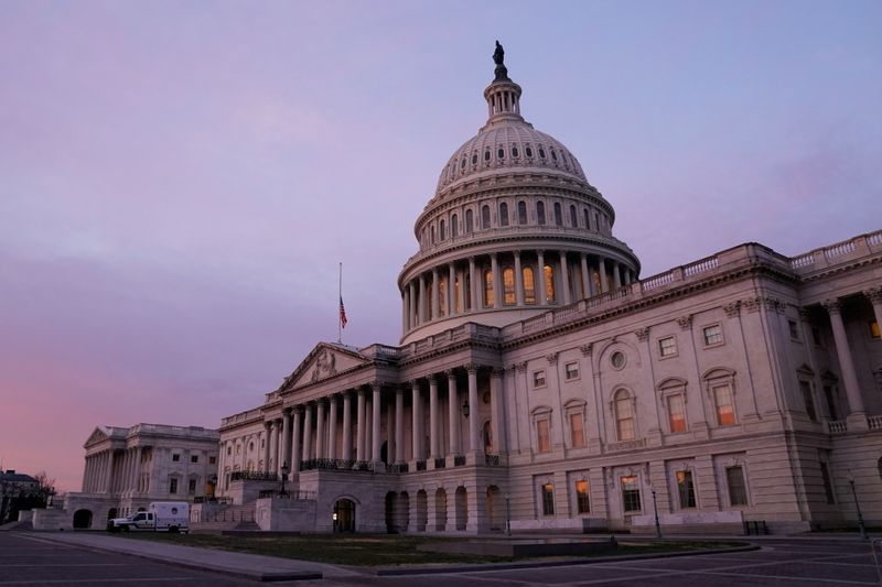 &copy; Reuters. IMAGEN DE ARCHIVO. El Capitolio visto al amanecer, Washington, EEUU. Enero 11, 2021. REUTERS/Erin Scott