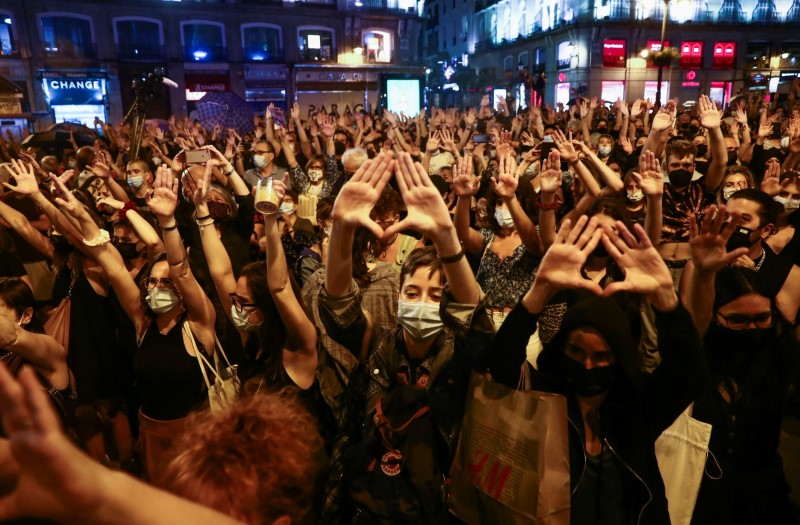 &copy; Reuters. Manifestantes protestam em Madri contra violência dirigida a mulheres e em memória a meninas desaparecidas
11/06/2021
REUTERS/Sergio Perez