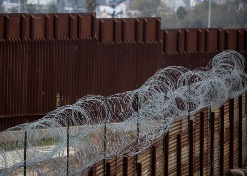 © Reuters. 　６月１１日、バイデン米政権は、不法移民の流入防止にメキシコとの国境沿いに壁を建設するためにトランプ前政権が確保した２０億ドルを超える資金を、軍関連のプロジェクトのほか、建設現場の清掃費用に充てる。２月２日、カリフォルニア州サンディエゴで撮影（２０２１年　ロイター/Mike Blake）