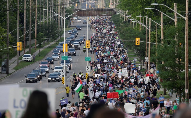 &copy; Reuters. أشخاص يسيرون في مسيرة دعما لأسرة كندية مسلمة لقيت حتفها دهسا بشاحنة صغيرة في منطقة لندن بأونتاريو يوم الجمعة. تصوير: كارلوس أوسوريو -رويترز.