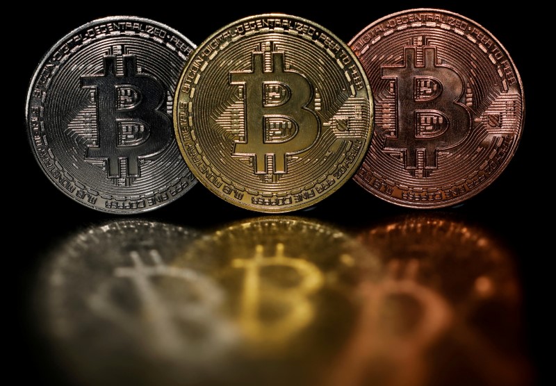 &copy; Reuters. FILE PHOTO: Representations of cryptocurrency Bitcoin are seen in this picture illustration taken June 7, 2021.   REUTERS/Edgar Su/Illustration/File Photo
