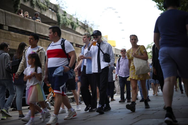 &copy; Reuters. FILE PHOTO: People walk along the South Bank, amid the coronavirus disease (COVID-19) outbreak, in London, Britain, June 5, 2021. REUTERS/Henry Nicholls