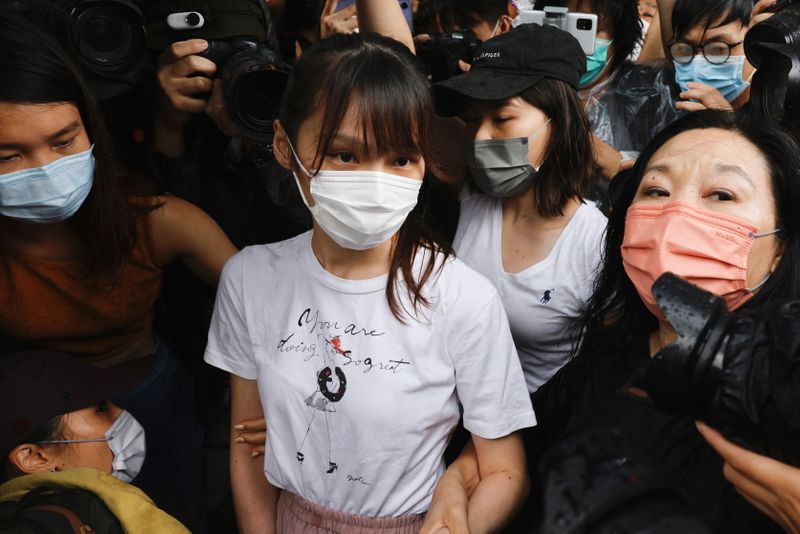 &copy; Reuters. Agnes Chow, militante de la démocratie à Hong Kong, a été libérée samedi après quasiment sept mois de prison en raison de son rôle à la tête d'une manifestation non autorisée durant le mouvement de contestation contre l'exécutif local et les a