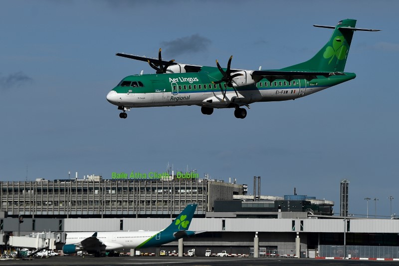&copy; Reuters. FILE PHOTO: A regional internal Aer Lingus flight begins to land at Dublin Airport, Ireland, March 26, 2021. REUTERS/Clodagh Kilcoyne