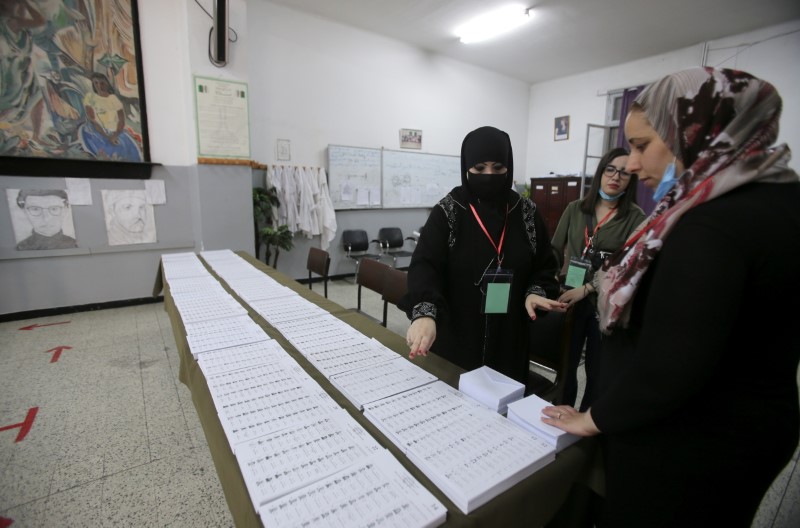 &copy; Reuters. A Alger. Les bureaux de vote ont ouvert samedi en Algérie pour des élections législatives dont le pouvoir espère qu'elles permettront de tourner la page de deux ans de contestation, mais qui risquent d'être largement ignorées par la population sur f