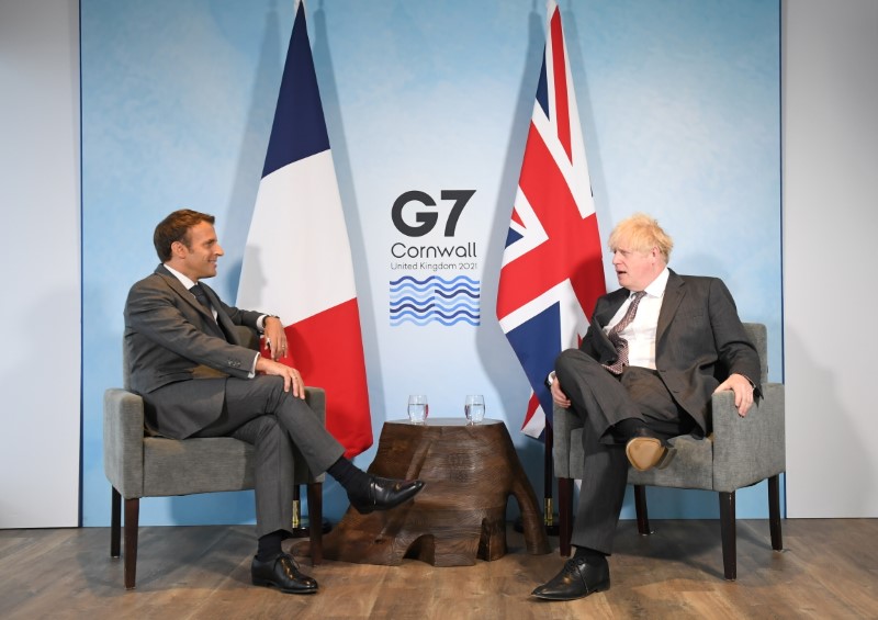 &copy; Reuters. الرئيس الفرنسي إيمانويل ماكرون (إلى اليسار) خلال اجتماعه مع رئيس الوزراء البريطاني بوريس جونسون ضمن فعاليات قمة مجموعة السبع في كاربيس باي 