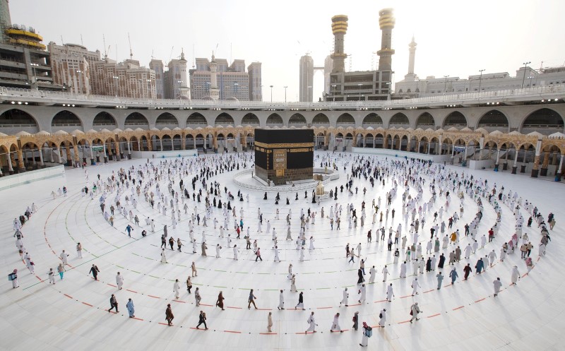 &copy; Reuters. L'Arabie saoudite a décidé de limiter le pèlerinage annuel à La Mecque, le hadj, à ses propres habitants avec un maximum de 60.000 participants en raison de l'épidémie de COVID-19, rapporte samedi l'agence de presse officielle saoudienne. /Photo d'