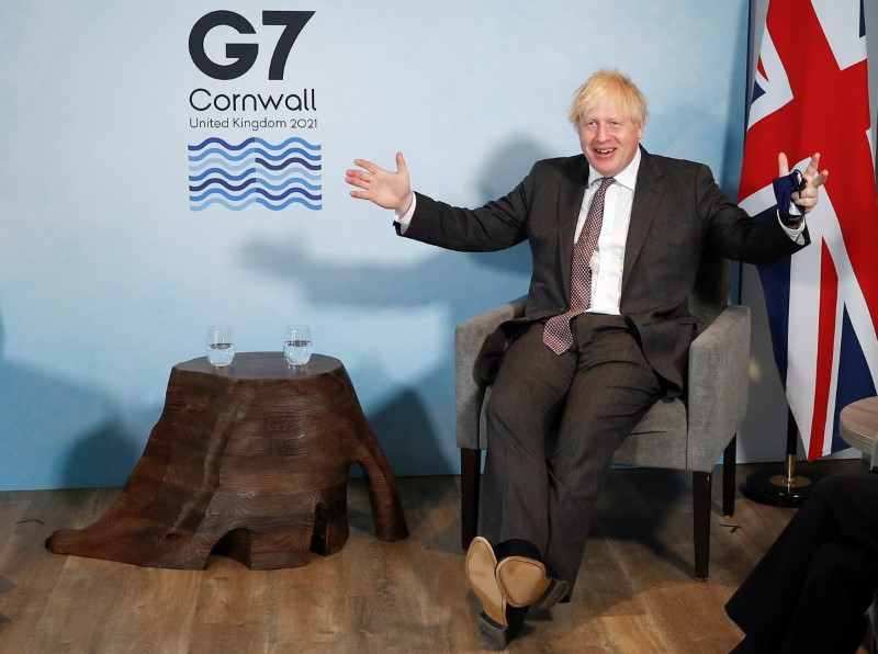 &copy; Reuters. بوريس جونسون رئيس وزراء بريطانيا يتحدث أثناء اجتماع على هامش قمة مجموعة السبع في كاربيس باي في انجلترا يوم السبت. تصوير: بيتر نيكول - رويترز.