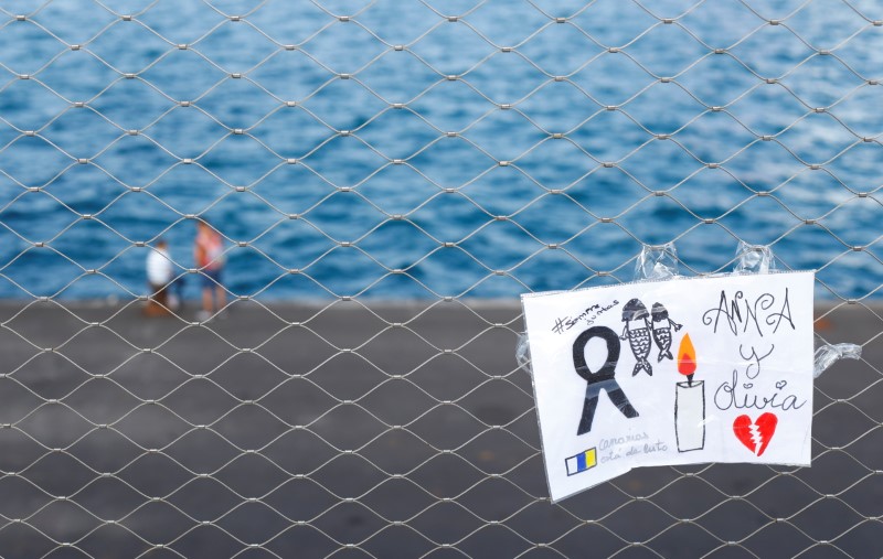 &copy; Reuters. A sign placed on a fence in memory of the missing girls in the Canary Islands is seen in Santa Cruz de Tenerife, Spain June 11, 2021. REUTERS/Borja Suarez