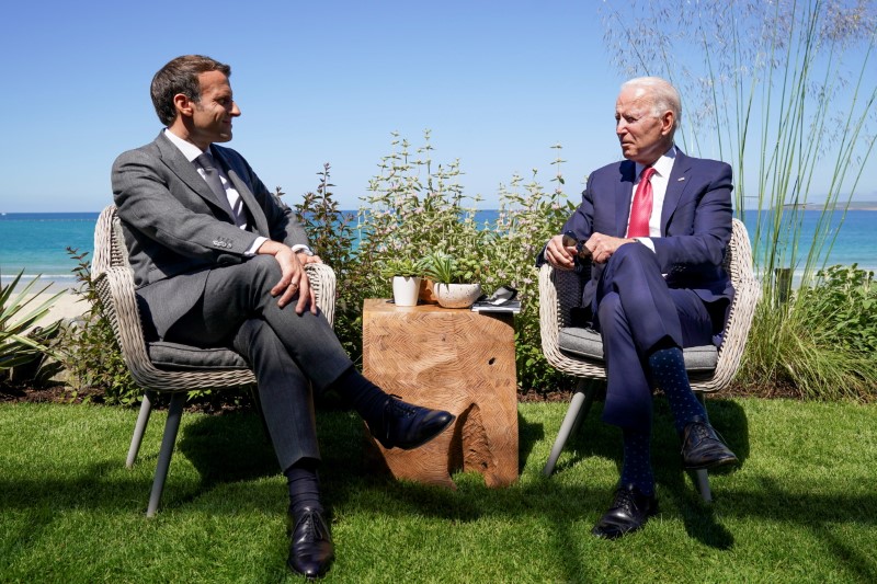 &copy; Reuters. الرئيس الفرنسي إيمانويل ماكرون في اجتماع ثنائي مع نظيره الأمريكي جو بايدن أثناء قمة مجموعة السبع في خليج كاربيس في انجلترا يوم السبت. تصوير: