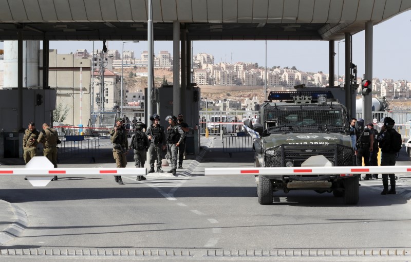 &copy; Reuters. Members of the Israeli forces gather at the site of a security incident near Ramallah, in the Israeli-occupied West Bank, June 12, 2021. REUTERS/Ammar Awad