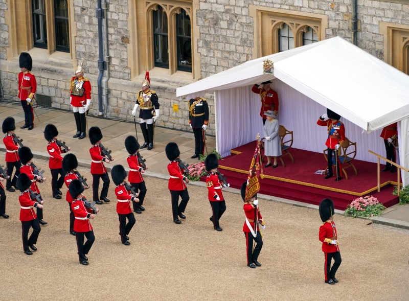 &copy; Reuters. الملكة إليزابيث ملكة بريطانيا وابن عمها الأمير إدوارد دوق كنت خلال مشاركتها في مراسم عسكرية محدودة في قلعة وندسور بمناسبة عيد ميلادها الرس