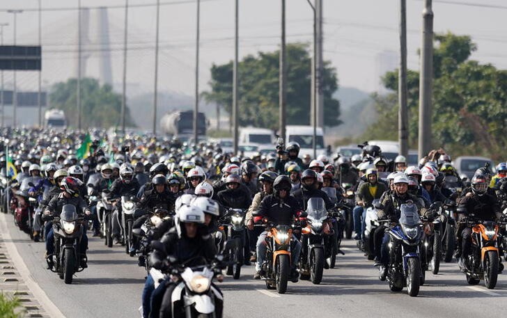 &copy; Reuters. Presidente Jair Bolsonaro lidera manifestação com motocicletas em São Paulo. 12/6/2021. REUTERS/Avener Prado