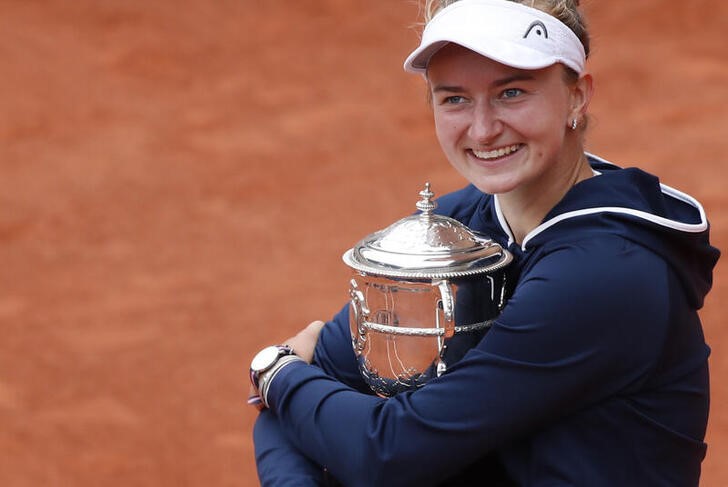 &copy; Reuters. Tenista tcheca Barbora Krejcikova comemora título feminino de simples de Roland Garros, em Paris. 12/6/2021 REUTERS/Gonzalo Fuentes