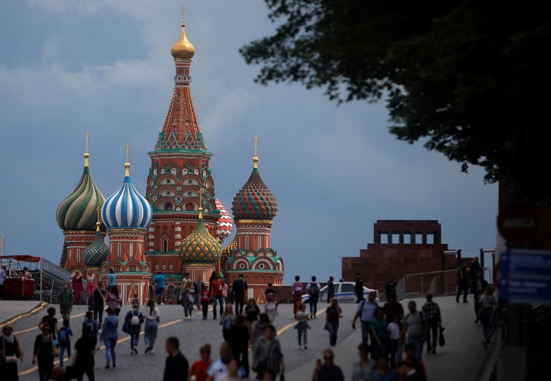 &copy; Reuters. Imagen de archivo de gente caminando por la Plaza Roja de Moscú, Rusia. 8 junio 2021. REUTERS/Maxim Shemetov