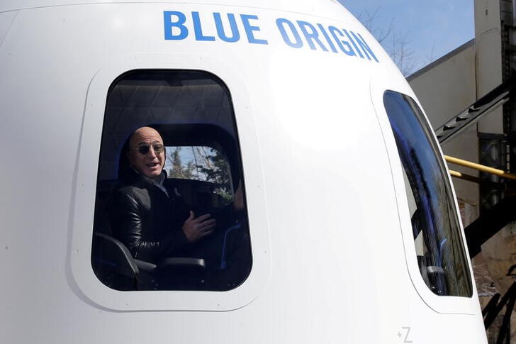 &copy; Reuters. Fundador da Amazon e da Blue Origin, Jeff Bezos, fala à mídia da cápsula de uma nova espacial. 5/4/2017.  REUTERS/Isaiah J. Downing
