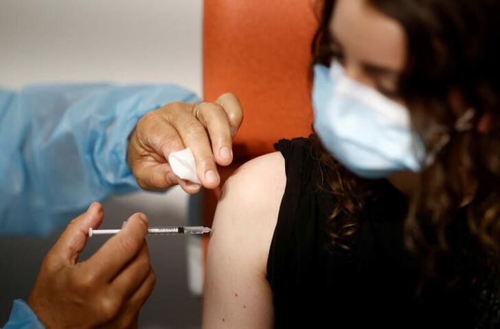 &copy; Reuters. Funcionário do serviço de saúde administra vacina contra Covid-19. 3/6/2021. REUTERS/Stephane Mahe