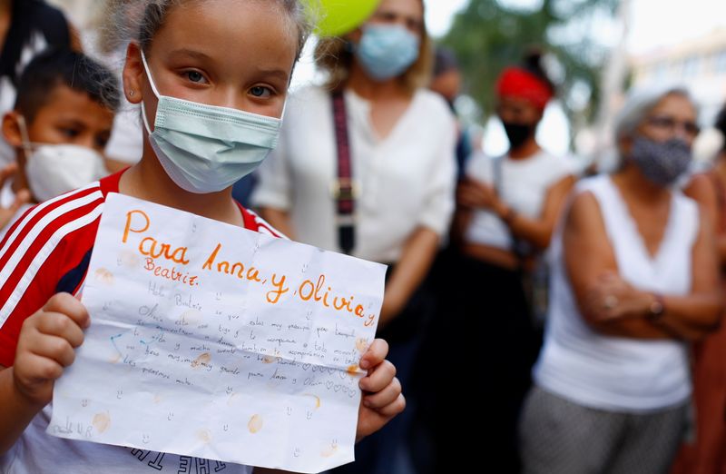 © Reuters. فتاة تحمل لافتة خلال مظاهرات مناهضة للعنف ضد المرأة وتضامنا مع طفلتين مختفيتين في تينيريفي باسبانيا يوم الجمعة. تصوير: بورخا سواريز-رويترز.