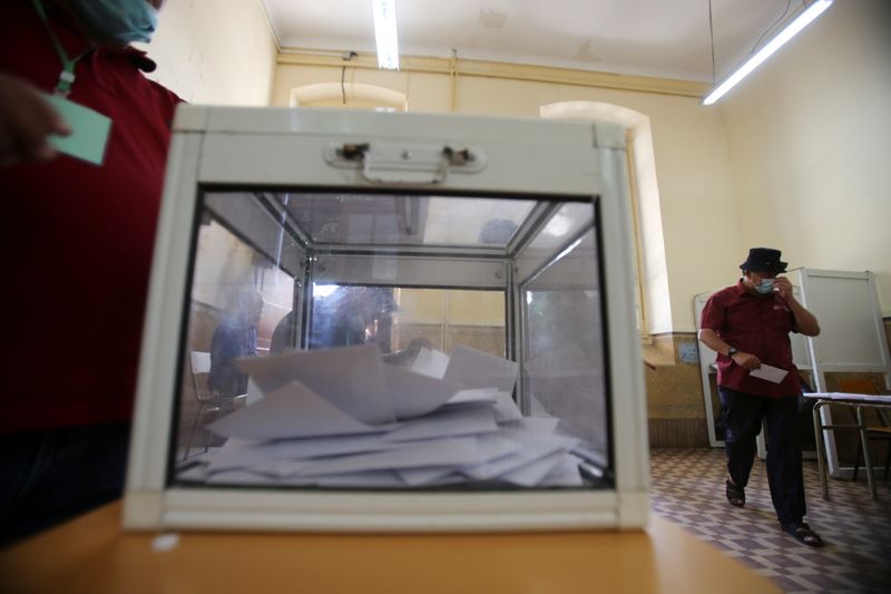 © Reuters. صندوق به أوراق تصويت في الانتخابات البرلمانية بالجزائر العاصمة يوم السبت. تصوير: رمزي بودينا-رويترز.