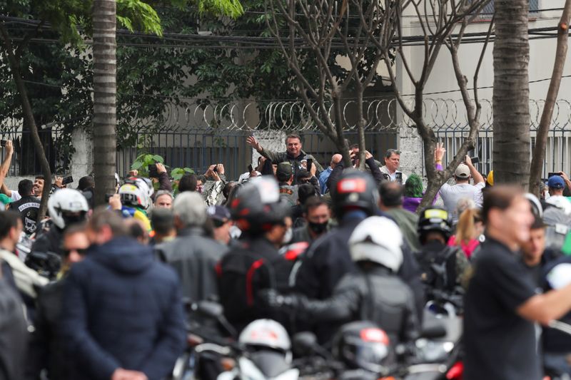 © Reuters. الرئيس البرازيلي جايير بولسونارو خلال مشاركته في تجمع لسائقي الدراجات النارية في ساو باولو يوم السبت. تصوير: رويترز.