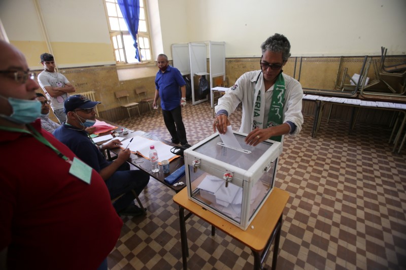 &copy; Reuters. رجل يدلي بصوته في مركز اقتراع خلال الانتخابات البرلمانية في الجزائر يوم السبت. تصوير: رمزي بودينا - رويترز