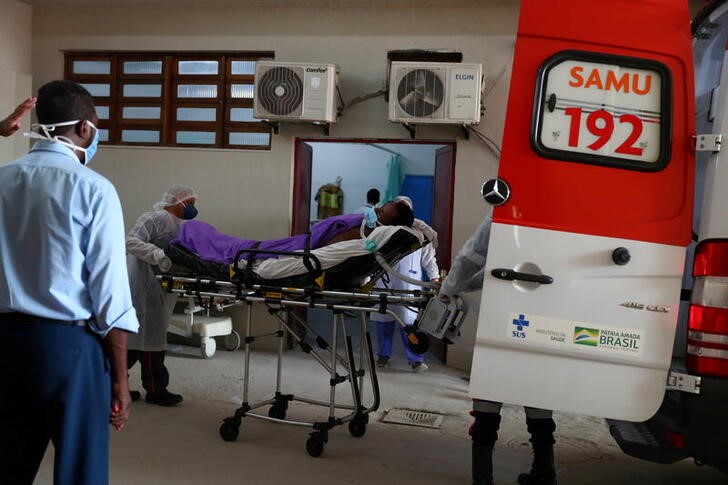 &copy; Reuters. Paciente com suspeita de Covid-19 é colocado numa ambulância por membros da equipe do Samu, no Rio de Janeiro. 20/5/2021. REUTERS/Pilar Olivares