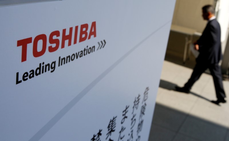 &copy; Reuters. FILE PHOTO: The logo of Toshiba is seen as a shareholder arrives at an extraordinary shareholders meeting in Chiba, Japan, March 30, 2017. REUTERS/Toru Hanai
