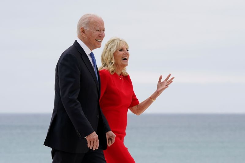 &copy; Reuters. FILE PHOTO: U.S. President Joe Biden and first lady Jill Biden arrive to pose for photos with British Prime Minister Boris Johnson and his wife Carrie Johnson at the G7 summit, in Carbis Bay, Britain, June 11, 2021. Patrick Semansky/Pool via REUTERS