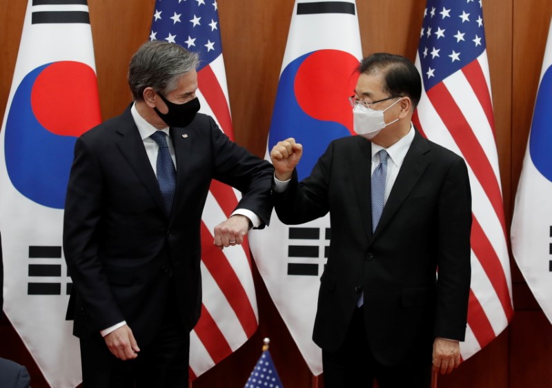 &copy; Reuters. Le secrétaire d'Etat américain Antony Blinken (en photo à gauche) et le ministre sud-coréen des Affaires étrangères Chung Eui-Yong (à droite) ont réaffirmé l'engagement de leurs pays et du Japon à collaborer étroitement à la "dénucléarisatio