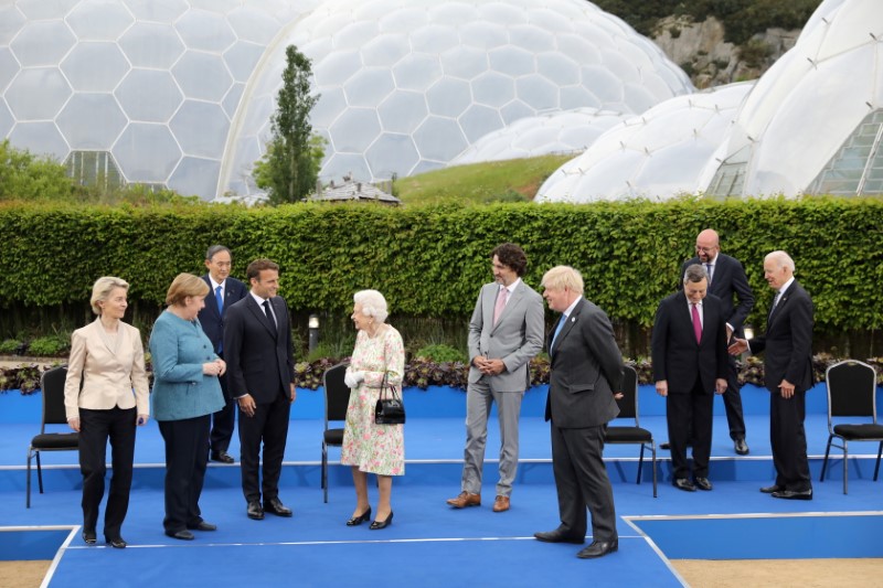 © Reuters. European Commission President Ursula von der Leyen, German Chancellor Angela Merkel, Japan's Prime Minister Yoshihide Suga, France's President Emmanuel Macron with Britain's Queen Elizabeth, Canada's Prime Minister Justin Trudeau,  Britain's Prime Minister Boris Johnson, Italy's Prime Minister Mario Draghi, U.S. President Joe Biden and European Council President Charles Michel prepare for a group photo during a drinks reception on the sidelines of the G7 summit, at the Eden Project in Cornwall, Britain June 11, 2021. Jack Hill/Pool via REUTERS