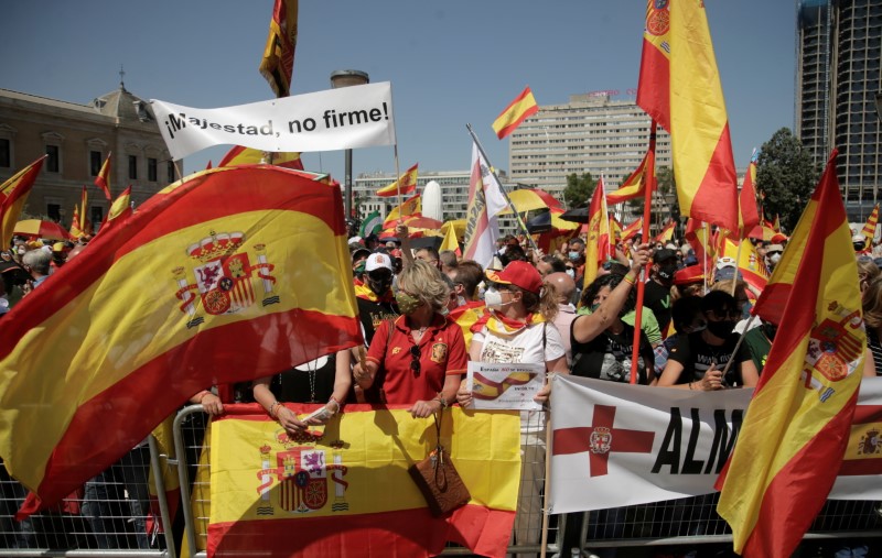 &copy; Reuters. People demonstrate against a plan by the Spanish government to concede pardon to the Catalan politicians who promoted a failed independence declaration of the region in 2017, at Colon Square in Madrid, Spain, June 13, 2021. The banner reads: 'Majesty, don