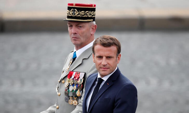 © Reuters. صورة من أرشيف رويترز تجمع ما بين الرئيس الفرنسي ايمانويل ماكرون ورئيس أركان القوات المسلحة الجنرال فرانسوا لوكوانتر.