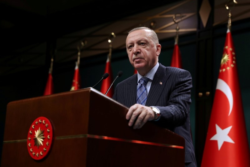 &copy; Reuters. FILE PHOTO: Turkish President Tayyip Erdogan gives a statement after a cabinet meeting in Ankara, Turkey, May 17, 2021. Murat Cetinmuhurdar/PPO/Handout via REUTERS