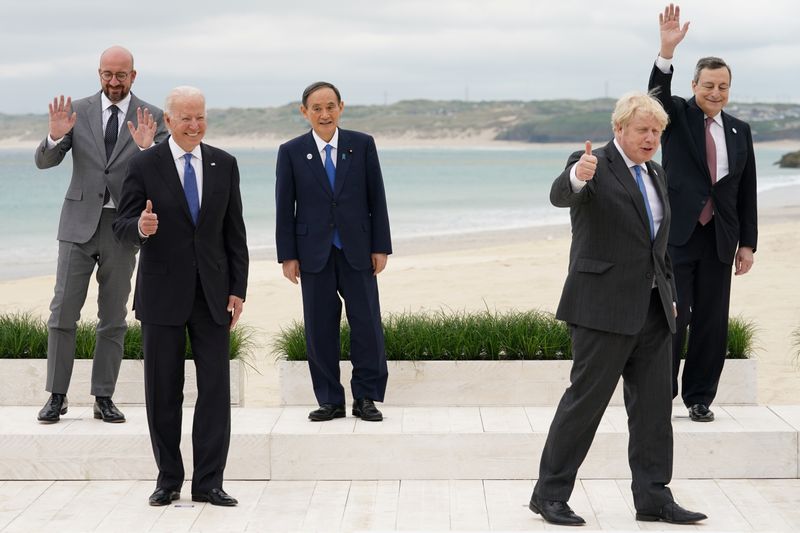 &copy; Reuters. 　６月１３日訪英中の菅義偉首相は１３日、主要７カ国首脳会合（Ｇ７サミット）閉幕後に記者団の取材に応じ、各国首脳から東京五輪・パラリンピック開催に賛同を得たと語った。英カー