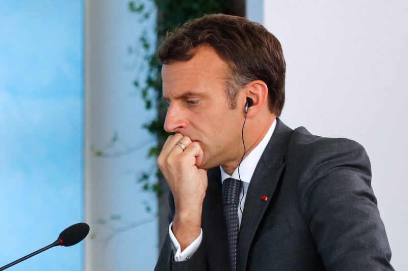 &copy; Reuters. الرئيس الفرنسي إيمانويل ماكرون خلال قمة مجموعة السبع ببريطانيا يوم الاحد. صورة من ممثل لوكالات الأنباء. 