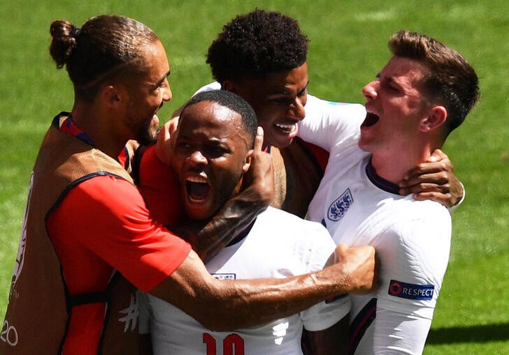 &copy; Reuters. El delantero inglés Raheem Sterling celebra con sus compañeros su gol ante Croacia por el Grupo D de la Eurocopa ante Croacia en el estadio de Wembley, Londres, Reino Unido. 13 junio 2021. Pool vía Reuters/Justin Tallis