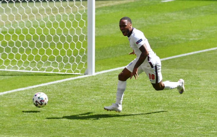 &copy; Reuters. Raheem Sterling comemora ao marcar na vitória da Inglaterra sobre a Croácia por 1 a 0 pela Euro 2020. 13/6/2021  England's Pool via REUTERS/Justin Tallis